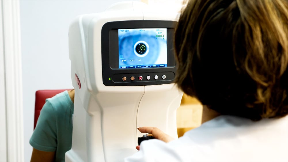 optician-doctor-working-with-machine-1000px optician doing optical test